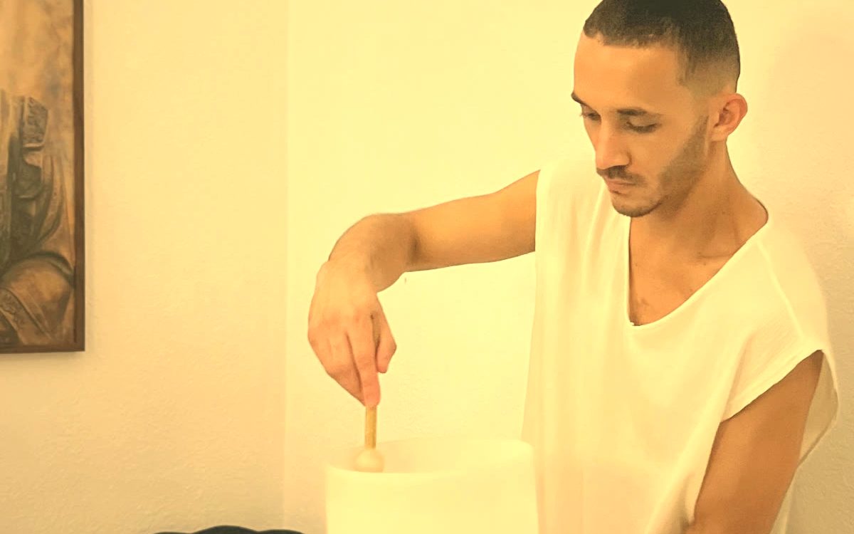 Gaspar tocando uma tigela de cristal na sala de atendimento